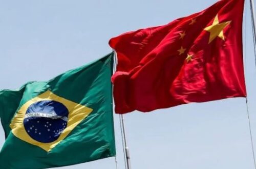 Brasil e China estreitam laços para estabelecer um acordo de comércio e investimentos utilizando as moedas locais.