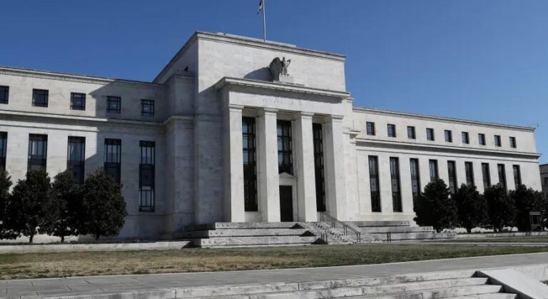 Fed mantém taxas de juros no intervalo de 5,25% a 5,5% a.a