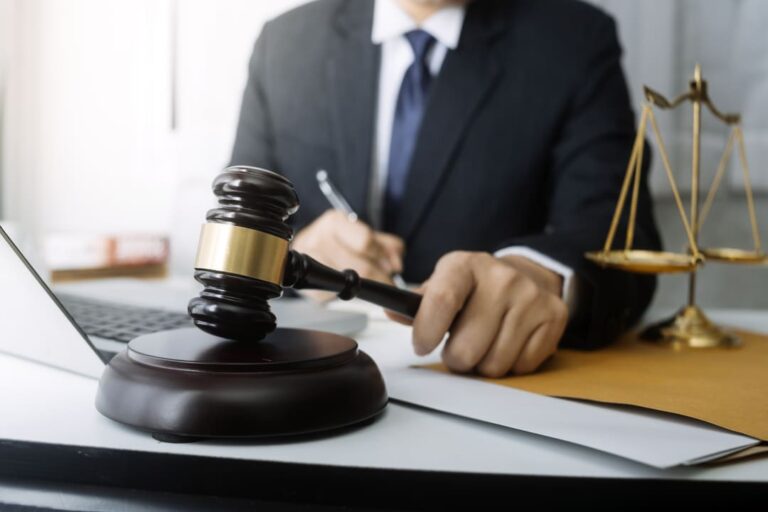 recuperação judicial: um juiz batendo o martelo e fazendo anotações.