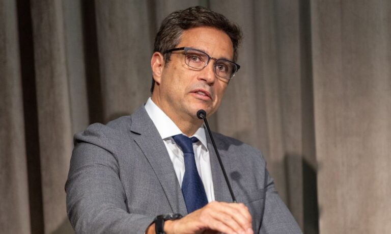 Campos Neto afirma que queda na inflação está mais lenta que o esperado.