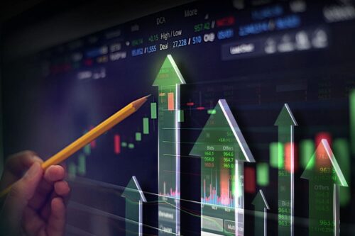 S&P 500: uma tela mostrando as oscilações do mercado financeiro com setas para cima.