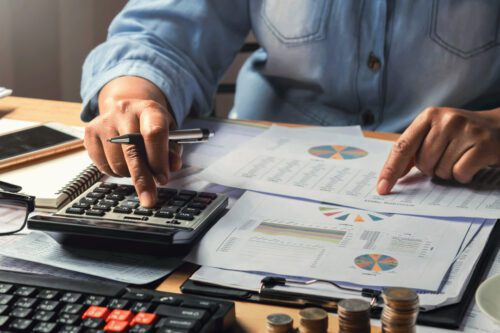 Um homem calcula a alavancagem financeira dos seus investimentos