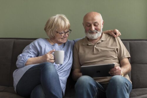 Um casal de idosos analisa os investimentos para uma aposentadoria antecipada