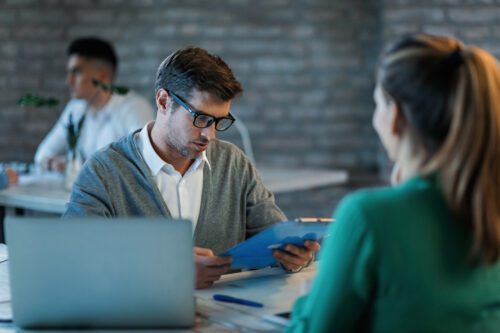 Homem avalia empresas de capital aberto para investir.