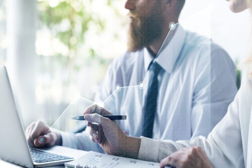 fundo de ações: um homem analisando o mercado de ações.