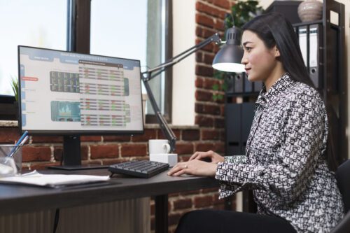 mini dólar: uma mulher acompanhando o mercado financeiro.