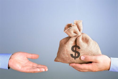 proventos: uma mão estendida para receber um saco de dinheiro.