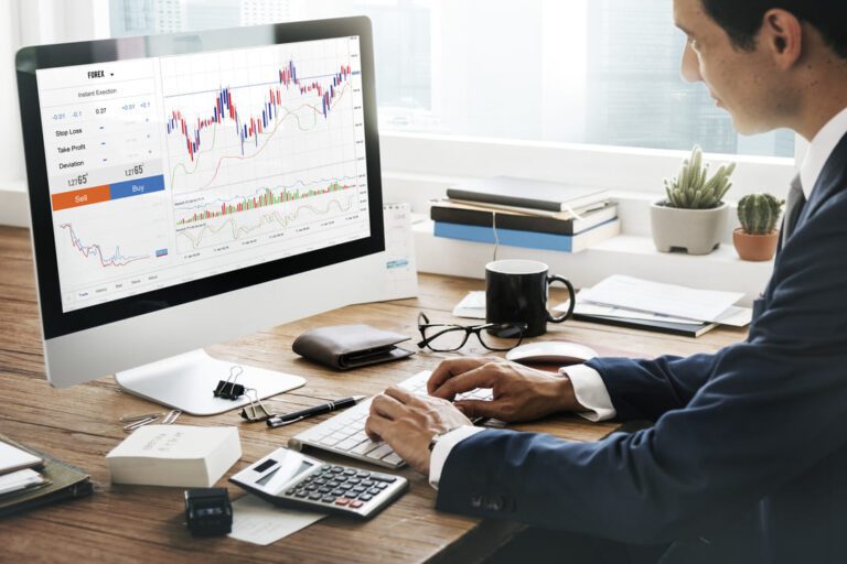 swing trade: uma pessoa acompanhando o mercado de ações.