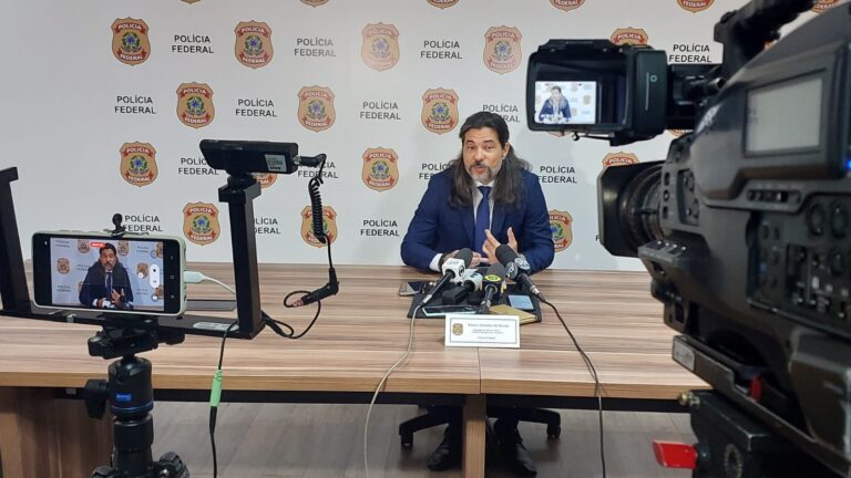 O delegado da Delegacia da Polícia Federal de Campinas, Edson Geraldo de Souza, em coletiva de imprensa para falar da operação para por fim ao esquema com robôs de investimentos - Foto: Leandro Ferreira/Hora Campinas