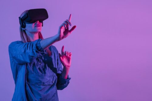 como investir no metaverso: uma mulher usando um óculos de realidade aumentada e atrás o fundo em lilás.