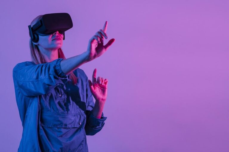 como investir no metaverso: uma mulher usando um óculos de realidade aumentada e atrás o fundo em lilás.