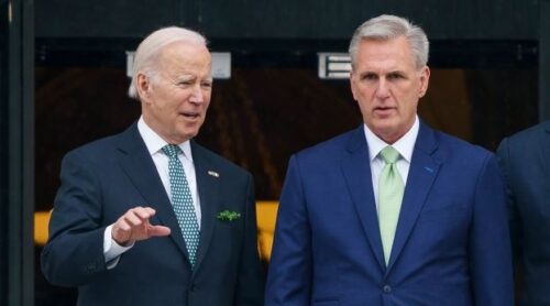 Joe biden e Kevin McCarthy firmam acordo sobre teto da dívida dos eua. Foto: Greg Nash