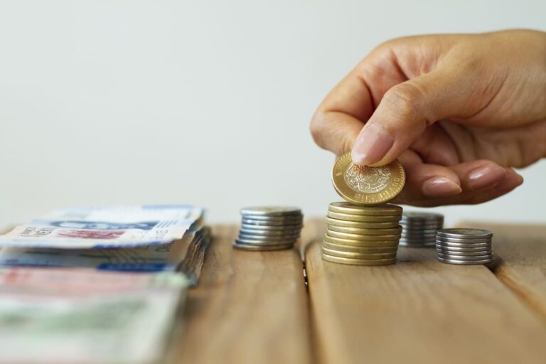 Custódia remunerada: algumas pilhas de notas e mais pilhas de moedas.