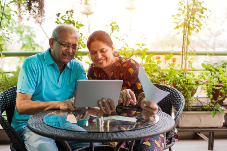 Tesouro RendA+: um casal de idosos mexendo no tablet.