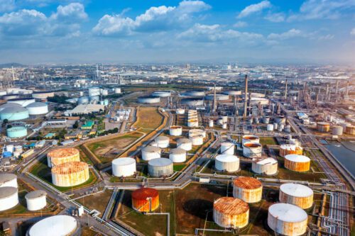Ações da Petrobras: vista aérea de indústria petrolífera de refinaria de petróleo e gás
