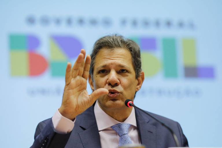 O Ministro da Fazenda, Fernando Haddad, anuncia plano para taxar os fundos exclusivos, conhecidos como "fundos dos super-ricos", visando elevar a arrecadação em cerca de R$ 10 bilhões. Foto: Reprodução folha de sp