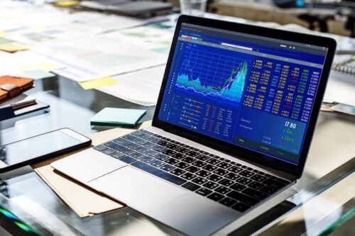 carteira de investimentos recomendada: um notebook mostrando um gráfico de oscilações do mercado financeiro.