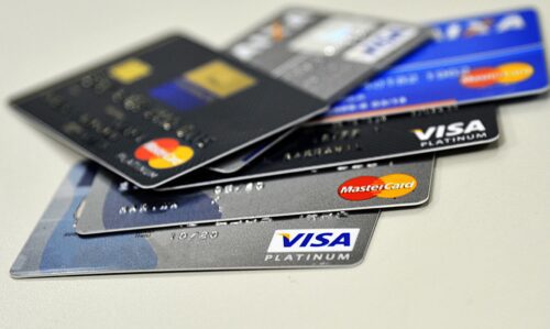 Taxa média de juros do cartão de crédito atinge 455,1% ao ano, o maior nível em seis anos