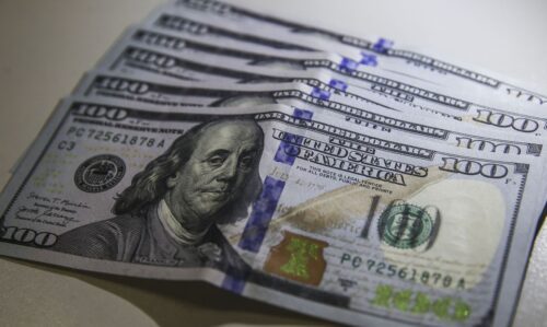 Dólar opera em queda e Ibovespa em alta; Investidores aguardam dados de inflação no Brasil e decisão do Fed. Foto Reprodução AB