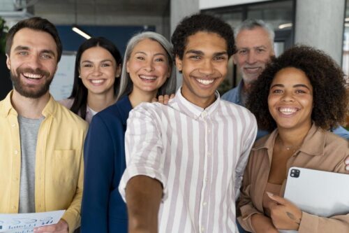 investidor b3: várias pessoas com diversas tonalidades de pele sorrindo uma do lado da outra.
