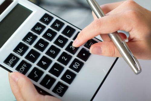 taxa referencial: uma pessoa usando a calculadora.