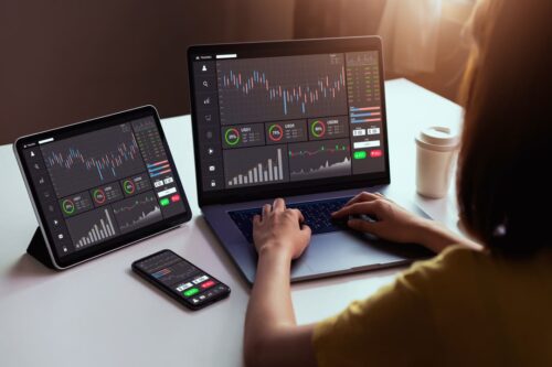value investing: uma pessoa acompanhando as oscilações do mercado financeiro.