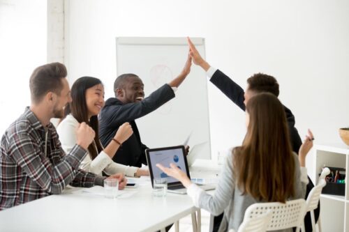 Brazil Advisor Awards: um grupo de pessoas comemorando em uma sala de reuniões.
