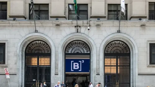 A B3, controladora da Bolsa de Valores do Brasil, divulga resultados financeiros, revelando um lucro líquido de R$ 1,052 bilhão, com queda de 3,6%. Foto: Reprodução b3