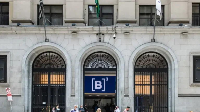 A B3, controladora da Bolsa de Valores do Brasil, divulga resultados financeiros, revelando um lucro líquido de R$ 1,052 bilhão, com queda de 3,6%. Foto: Reprodução b3