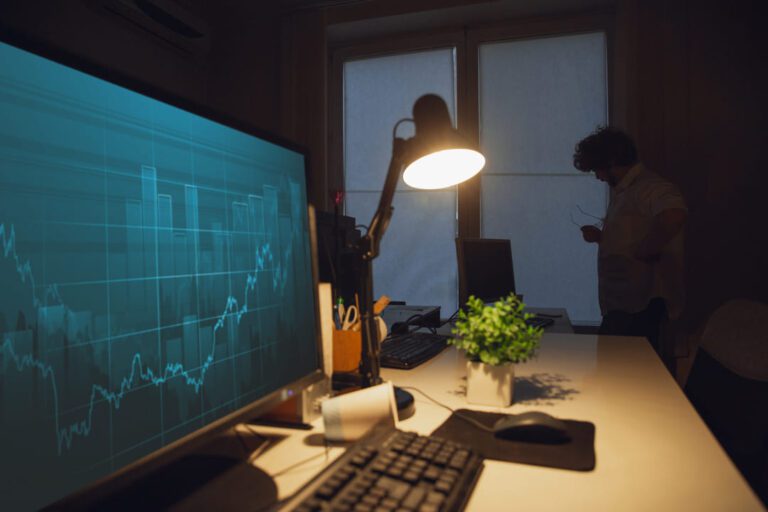 Mercado à vista: em primeiro plano um computador ligado e no visor mostrar alguns gráficos sobre as oscilações do mercado financeiro.