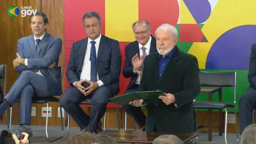 Presidente Lula assina MP que taxa fundos exclusivos; governo espera arrecadar R$ 24 bilhões até 2026