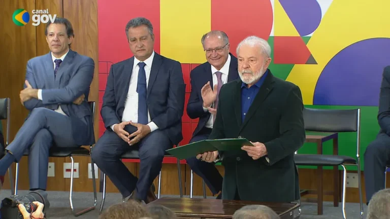 Presidente Lula assina MP que taxa fundos exclusivos; governo espera arrecadar R$ 24 bilhões até 2026
