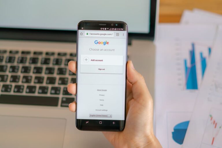 ações do google: uma pessoa com celular na mão e na tela está o campo de pesquisa do Google.