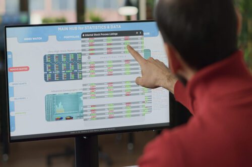 carteira de ações: uma pessoa acompanhando as oscilações do mercado financeiro por meio da tela de um computador.
