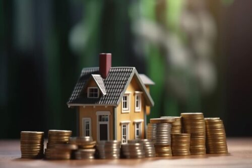 gestão de fundos imobiliários: uma representação de uma casa e várias pilhas de moedas em voltar.