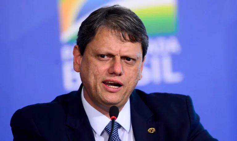 Privatização da Sabesp será uma das maiores do Brasil, diz Tarcísio Freitas.
