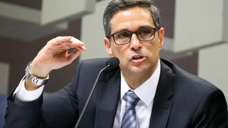 Saiba mais sobre a entrevista com o presidente do Banco Central, Roberto Campos Neto, abordando o impacto do Pix e a implementação do Open Finance na digitalização das transações financeiras no Brasil.