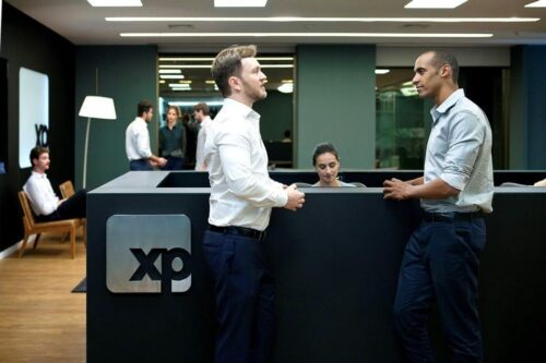 XP anuncia conta global premium com cartão de débito Mastercard para clientes.