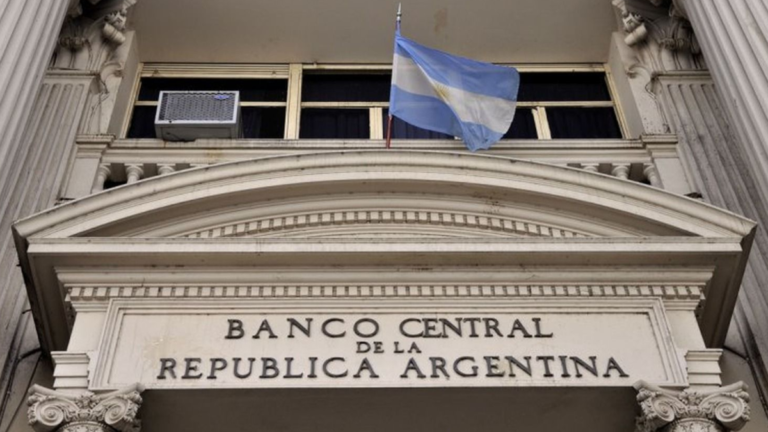 Banco Central da Argentina mantém taxa de juros em 118%