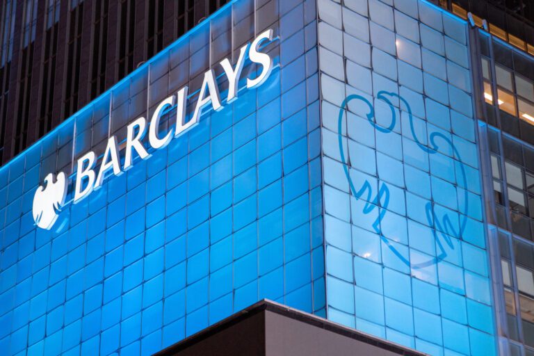 Taxa Selic pode cair para 12,75% na próxima reunião do Copom, estima Banco Britânico Barclays