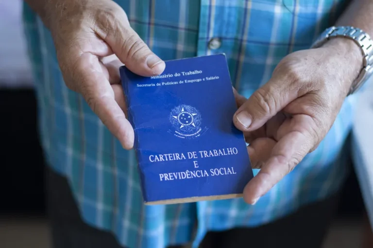 Taxa de desemprego no Brasil cai para 7,8% em agosto, diz IBGE