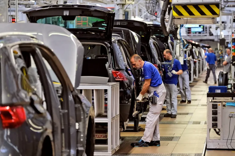 Zona do euro: produção industrial cai em julho
