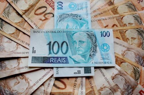 valores a receber: notas de 50 reais mais duas de 100 reais por cima.