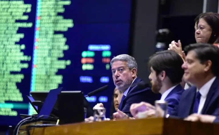 Câmara adia votação de projeto que tributa fundos exclusivos e offshore
