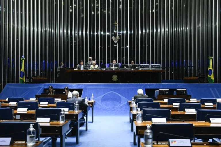Senado aprova projeto que limita juros do cartão de crédito e regulamenta o programa Desenrola