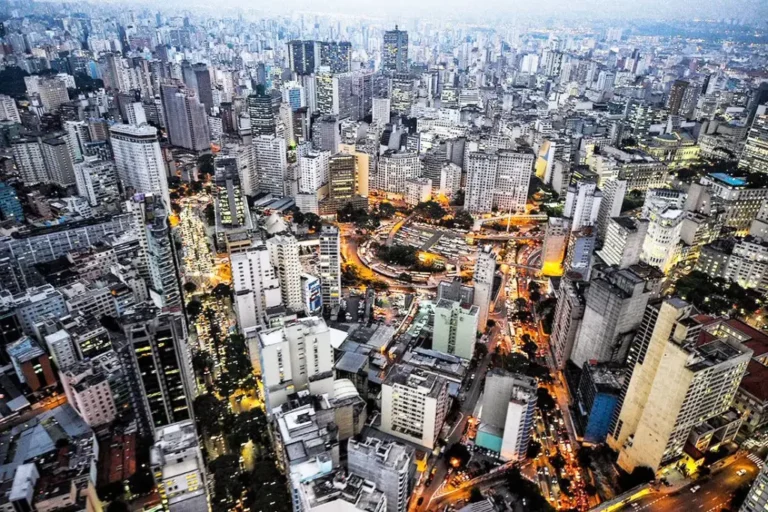 FIIs em alta: patrimônio líquido dos fundos imobiliários alcança R$ 220 bilhões em agosto