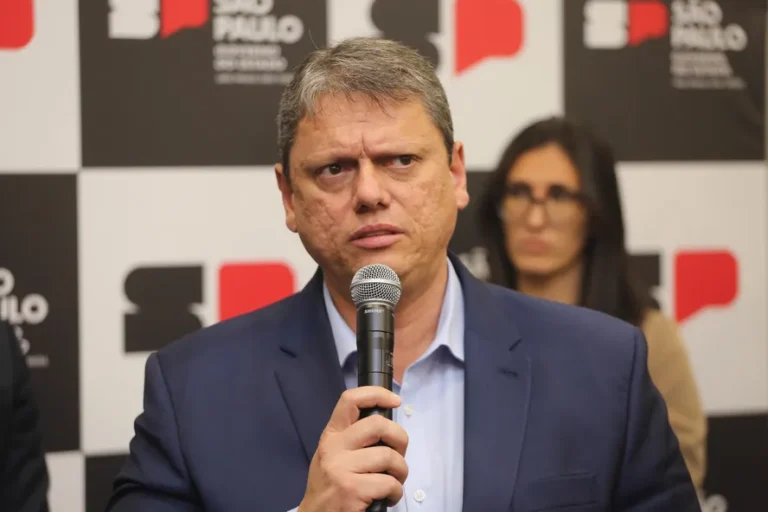 Governador de SP diz que estado manterá participação na Sabesp em plano de "Follow-on"