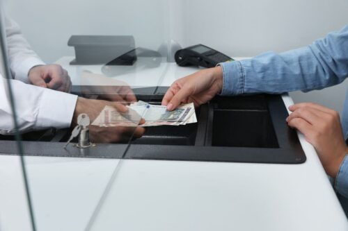 sacar dinheiro do cartão de crédito: uma pessoa sacando dinheiro na loteria.