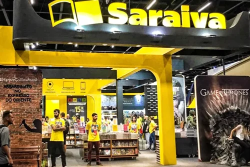 A tradicional rede de livrarias Saraiva, fundada em 1914, pede autofalência, marcando o fim de sua trajetória.
