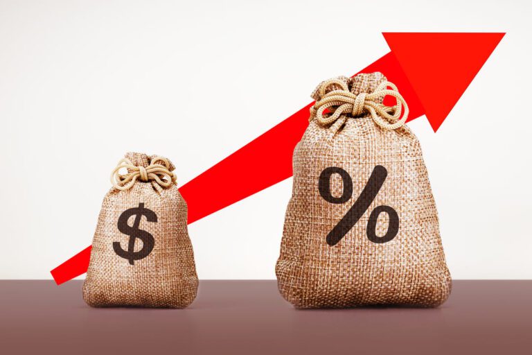 taxa di: um saco com um $ e o outro com o da % e uma seta vermelha no segundo plano.